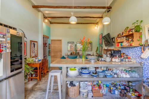 Sarai Room a Cozy Urban Hideaway with Green Balcony - image 5