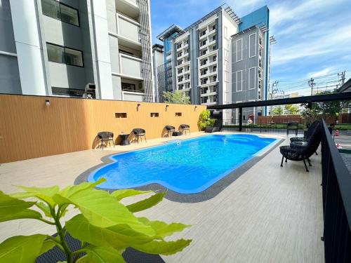 O2 Grand Suvarnabhumi Airport - Free Scheduled Shuttle from Hotel to Suvarnabhumi Airport near มหาวิทยาลัยหัวเฉียว