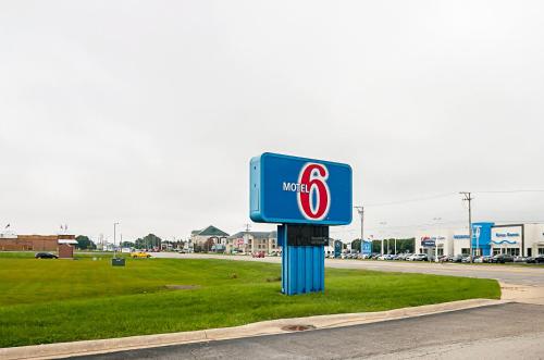 Motel 6-Sycamore, IL