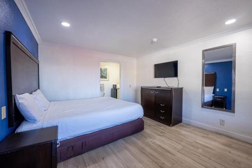 Town and Country Inn - image 7