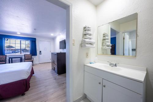 Town and Country Inn - image 13