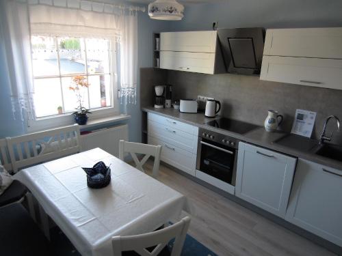 virtuve, Ferienwohnung Bienwald mit Pool fur 4 - 6 Personen mit 3 Schlafzimmern in Teuchern