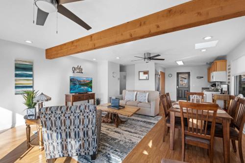Lakefront Home Serene Views & Deck Near Mammoth Cave in Fentress McMahan, USA