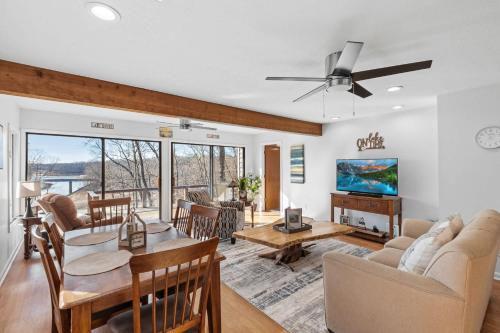 Lakefront Home Serene Views & Deck Near Mammoth Cave in Fentress McMahan, USA