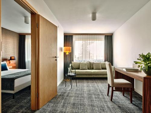 room detail thumbnail 1