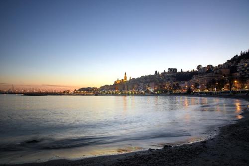 Menton 2 pieces climatise a cote de la plage rue palmaro in Menton