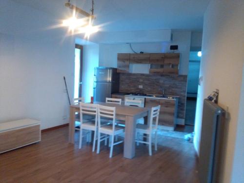 設施, La lanterna in 德利納