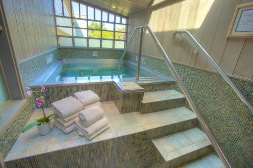 Swimming pool, 456 Embarcadero Inn & Suites in Morro Bay City Center