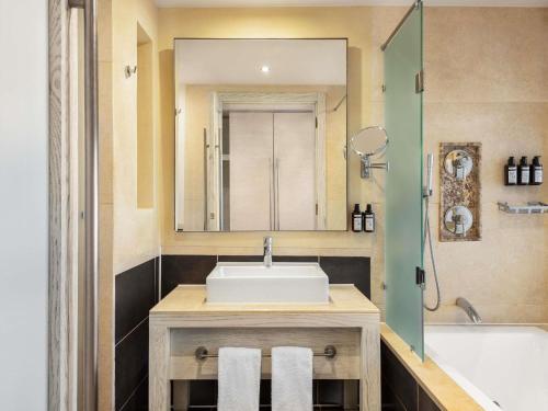 room detail thumbnail 2