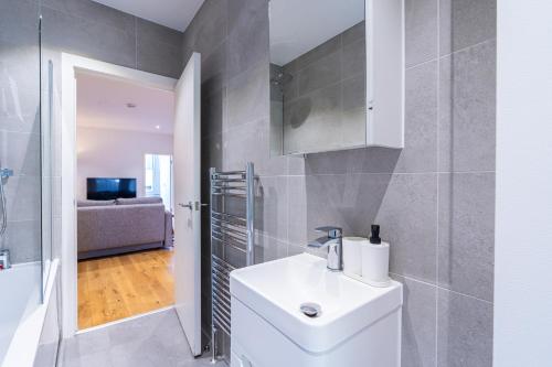 Farringdon Entire Building 4BR Sleeps 18 - image 11