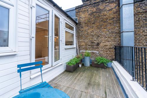 Farringdon Entire Building 4BR Sleeps 18 - image 6