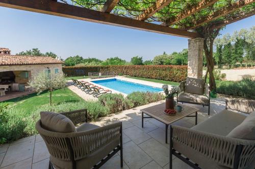 Mediterrane Steinvilla mit beheiztem Privatpool, aromatischen Mittelmeerpflanzen – khách sạn tại Heraki