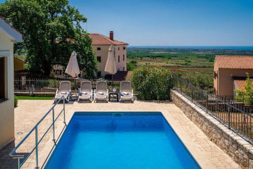 Einzigartige Villa mit Salzwasserpool, Panoramablick, Bikes, Trampolin, Tischtennis in Markovac