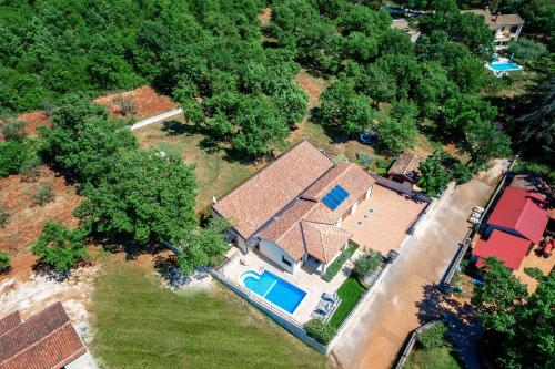 Einzigartige Villa mit Salzwasserpool, Panoramablick, Bikes, Trampolin, Tischtennis in Markovac