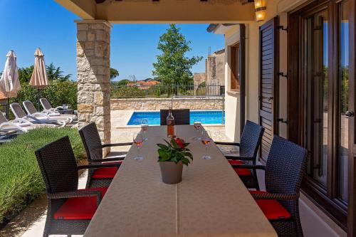 Einzigartige Villa mit Salzwasserpool, Panoramablick, Bikes, Trampolin, Tischtennis in Markovac