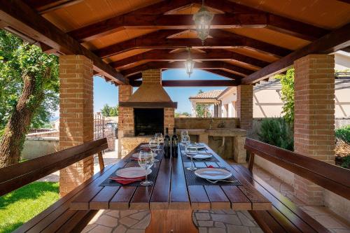 Einzigartige Villa mit Salzwasserpool, Panoramablick, Bikes, Trampolin, Tischtennis in Markovac