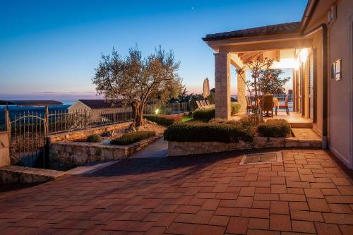 Einzigartige Villa mit Salzwasserpool, Panoramablick, Bikes, Trampolin, Tischtennis in Markovac