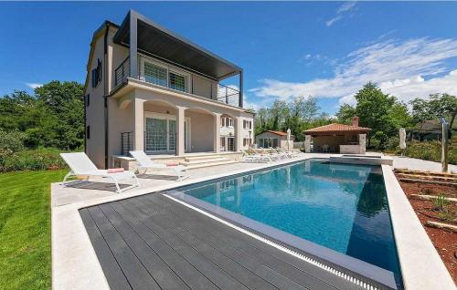 Traumhafte Villa mit Sauna, Whirlpool, Privatpool, Babybett, Billard, BBQ – khách sạn tại Tadini