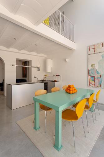 Iekārtas, Design & art, patio with orange tree, near Seville in Huevar Del Aljarafe