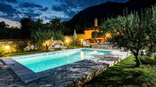 Peldbaseins, Villa Marija Desne by Villas Guide in Desne