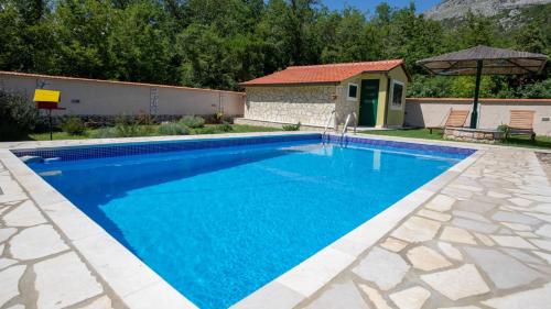 Peldbaseins, Country house Desne by Villas Guide in Desne