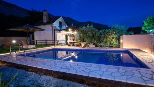 Peldbaseins, Country house Desne by Villas Guide in Desne