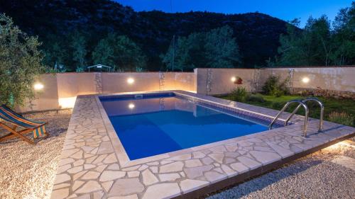 Peldbaseins, Country house Desne by Villas Guide in Desne
