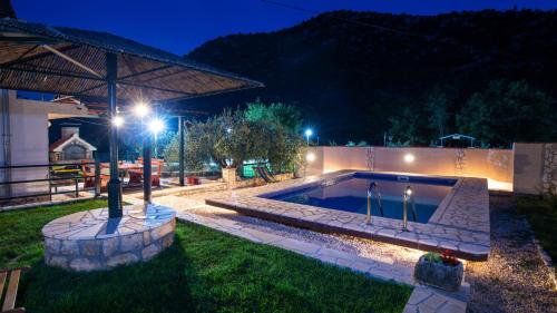 Peldbaseins, Country house Desne by Villas Guide in Desne