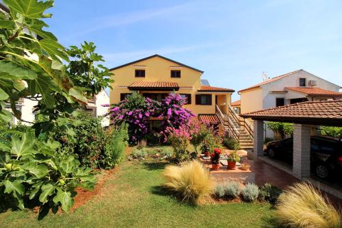 Idyllisches Apartment nur 700 Meter zum Strand mit Balkon, Garten, WiFi – khách sạn tại Brulo