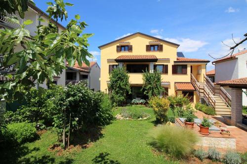 Charmantes Apartment nur 700 Meter zum Strand mit Garten, Waschmaschine, WiFi – khách sạn tại Brulo