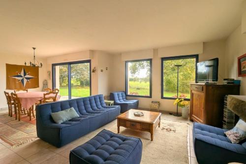 "La Maison Bleue" familiale 1600m des plages in Matignon