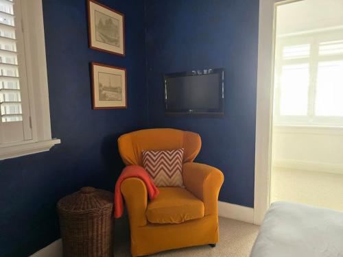 Oceanview 1BR Apartment 10 minute walk to beach - image 7