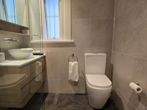 Oceanview 1BR Apartment 10 minute walk to beach - image 3