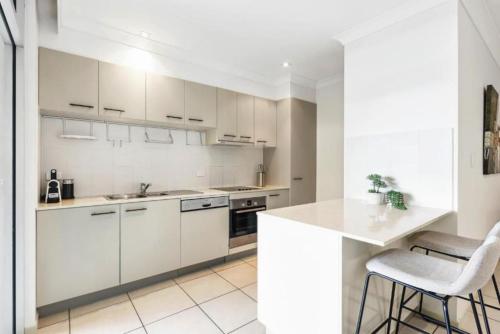 Lovely 3-Bed with Alfresco Dining by Custom Bnb Hosting - image 4
