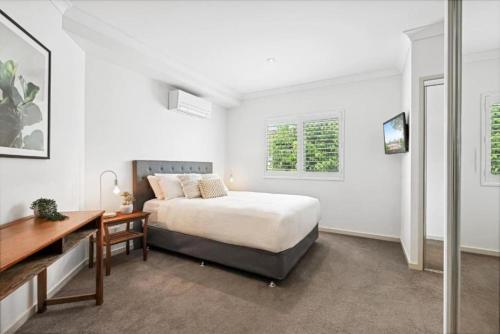 Lovely 3-Bed with Alfresco Dining by Custom Bnb Hosting - image 3