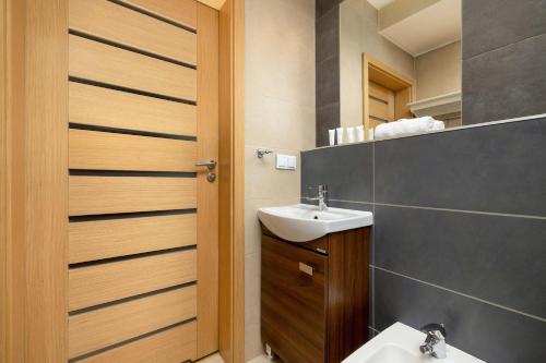Funkcjonalny Apartament z Parkingiem w Otoczeniu Górskiego Krajobrazu by Noclegi Renters - image 4
