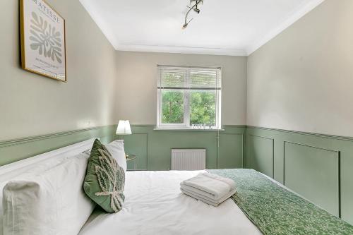 5 Bedroom Contractor Relocation stay with fast WIFI Weekly & Monthly Surrey in Runnymede