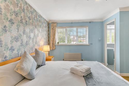 5 Bedroom Contractor Relocation stay with fast WIFI Weekly & Monthly Surrey in Runnymede