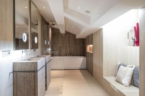 room detail thumbnail 2