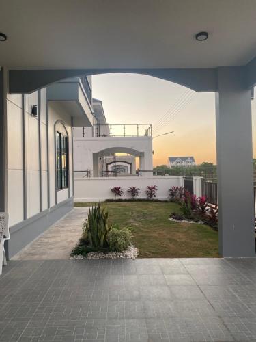 Alayah บ้านเดี่ยวสองชั้น ธาดาดิโอเอซิส in ชุมเห็ด