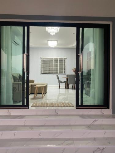 Alayah บ้านเดี่ยวสองชั้น ธาดาดิโอเอซิส in ชุมเห็ด