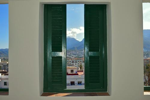 Luxurious apartment at top location with scenic mountain view, Тетуан