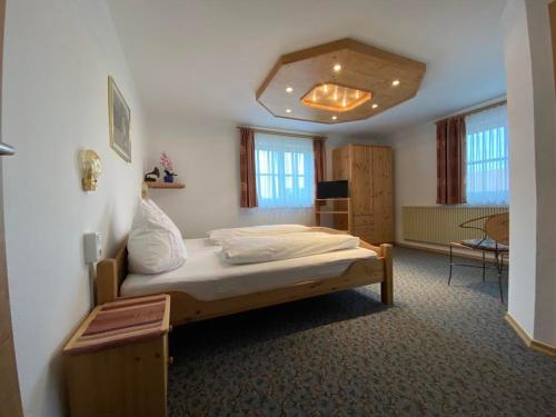 1 queen bed, 1 sofa bed