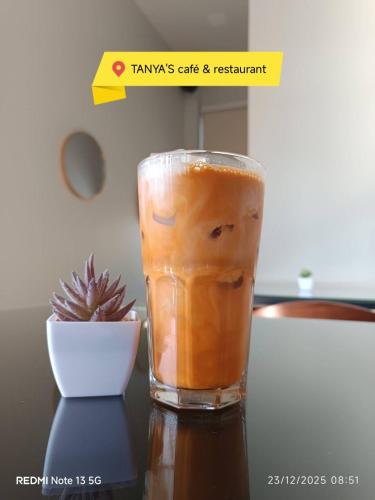 Restaurant, Tanya's Cafe & Resort in Nong Ki