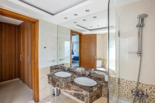 VayK - Modern 4BR in Dubai Marina with Sea View - image 4