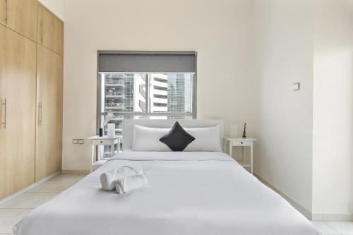 VayK - Modern and Central 1BR in the Marina - image 2