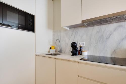 Magnolia 3 Luxury with AC Metro Downtown Porto - image 2