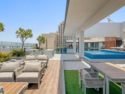 VayK - Cozy Studio with a Balcony & Pool Views - image 5