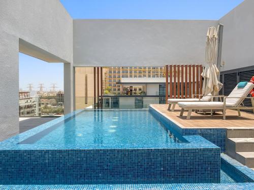 VayK - Cozy Studio with a Balcony & Pool Views - image 3