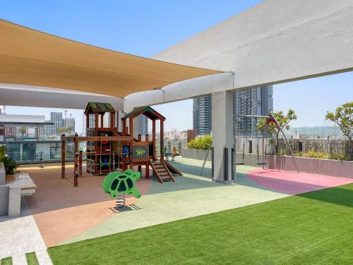 VayK - Cozy Studio with a Balcony & Pool Views - image 9
